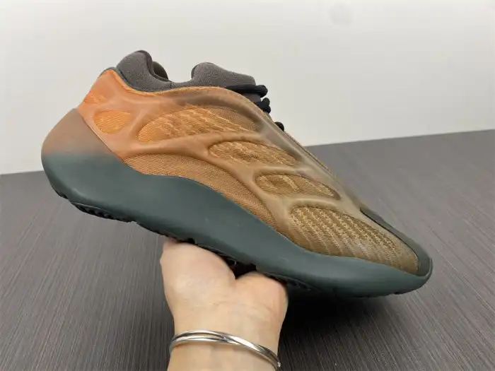 MaikeSneakers Adidas Yeezy Boost 700 V3 Copfade GY4109 0201